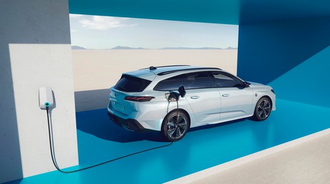 Peugeot 308 chạy điện ra mắt: 400 km/sạc, bán xe online không thêm phí - Ảnh 2. Peugeot 308 chạy điện ra mắt: 400 km/sạc, bán xe online không thêm phí - Ảnh 2.