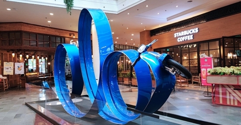 Chiếc Vespa dài nhất thế giới: Thân xe 8 mét, uốn lượn như con rắn - Ảnh 1. Chiếc Vespa dài nhất thế giới: Thân xe 8 mét, uốn lượn như con rắn - Ảnh 1.