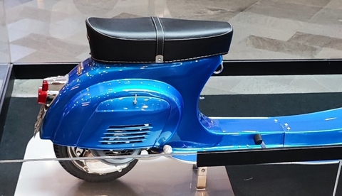 Chiếc Vespa dài nhất thế giới: Thân xe 8 mét, uốn lượn như con rắn - Ảnh 4. Chiếc Vespa dài nhất thế giới: Thân xe 8 mét, uốn lượn như con rắn - Ảnh 4.