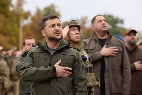 Tổng thống Ukraine bất ngờ thăm thị trấn Izium mới tái chiếm - Ảnh 1. Tổng thống Ukraine bất ngờ thăm thị trấn Izium mới tái chiếm - Ảnh 1.