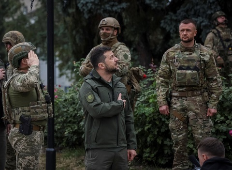 Tổng thống Ukraine bất ngờ thăm thị trấn Izium mới tái chiếm - Ảnh 3. Tổng thống Ukraine bất ngờ thăm thị trấn Izium mới tái chiếm - Ảnh 3.