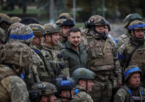 Tổng thống Ukraine bất ngờ thăm thị trấn Izium mới tái chiếm - Ảnh 4. Tổng thống Ukraine bất ngờ thăm thị trấn Izium mới tái chiếm - Ảnh 4.
