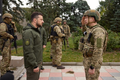 Tổng thống Ukraine bất ngờ thăm thị trấn Izium mới tái chiếm - Ảnh 5. Tổng thống Ukraine bất ngờ thăm thị trấn Izium mới tái chiếm - Ảnh 5.