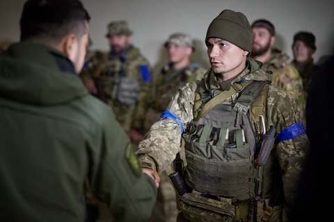 Tổng thống Ukraine bất ngờ thăm thị trấn Izium mới tái chiếm - Ảnh 2. Tổng thống Ukraine bất ngờ thăm thị trấn Izium mới tái chiếm - Ảnh 2.