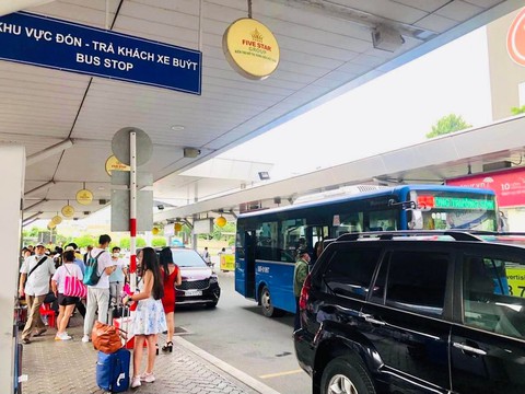 Ô tô chen kín làn, xe buýt sân bay Tân Sơn Nhất khó đón khách - Ảnh 3. Ô tô chen kín làn, xe buýt sân bay Tân Sơn Nhất khó đón khách - Ảnh 3.