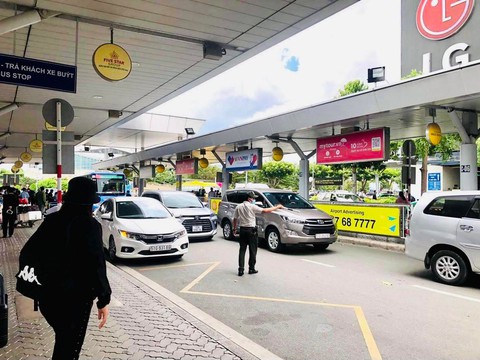 Ô tô chen kín làn, xe buýt sân bay Tân Sơn Nhất khó đón khách - Ảnh 2. Ô tô chen kín làn, xe buýt sân bay Tân Sơn Nhất khó đón khách - Ảnh 2.