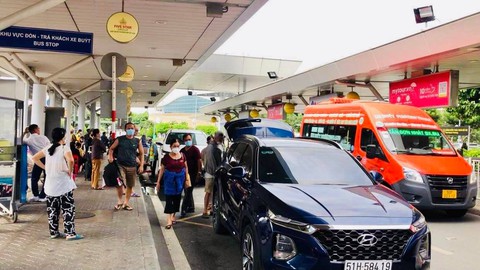 Ô tô chen kín làn, xe buýt sân bay Tân Sơn Nhất khó đón khách - Ảnh 1. Ô tô chen kín làn, xe buýt sân bay Tân Sơn Nhất khó đón khách - Ảnh 1.