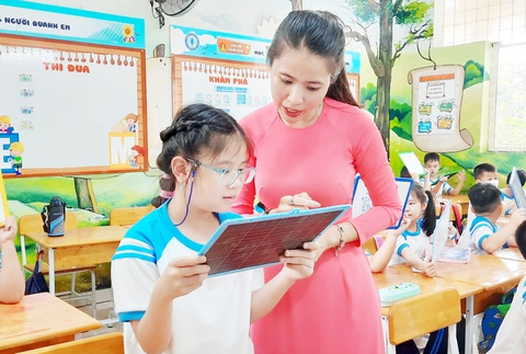 Làm đủ việc để nuôi đam mê dạy học - Ảnh 1. Làm đủ việc để nuôi đam mê dạy học - Ảnh 1.