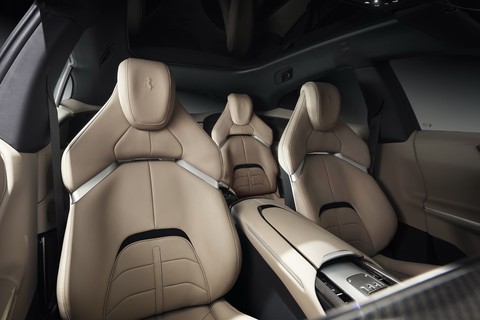 Ferrari ra mắt SUV đầu tiên Purosangue: Cửa mở kiểu Rolls-Royce, 4 ghế đơn, táp lô tách đôi - Ảnh 2. Ferrari ra mắt SUV đầu tiên Purosangue: Cửa mở kiểu Rolls-Royce, 4 ghế đơn, táp lô tách đôi - Ảnh 2.