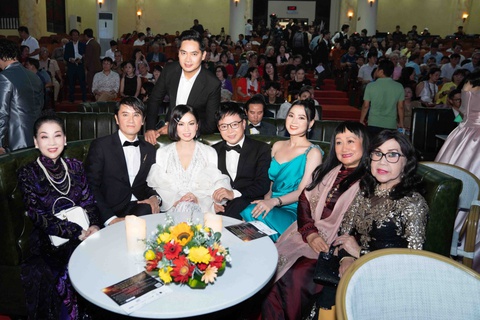 Ca sĩ tỉ phú Hà Phương được hai tài tử ‘chăm sóc tận tình’ trên thảm đỏ Cánh diều vàng - Ảnh 5. Ca sĩ tỉ phú Hà Phương được hai tài tử ‘chăm sóc tận tình’ trên thảm đỏ Cánh diều vàng - Ảnh 5.