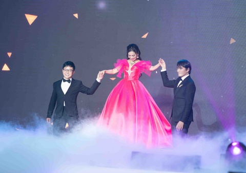 Ca sĩ tỉ phú Hà Phương được hai tài tử ‘chăm sóc tận tình’ trên thảm đỏ Cánh diều vàng - Ảnh 7. Ca sĩ tỉ phú Hà Phương được hai tài tử ‘chăm sóc tận tình’ trên thảm đỏ Cánh diều vàng - Ảnh 7.