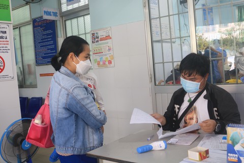 TP.HCM: Nguy cơ bùng phát dịch sởi chồng lên dịch COVID-19 và sốt xuất huyết - Ảnh 1. TP.HCM: Nguy cơ bùng phát dịch sởi chồng lên dịch COVID-19 và sốt xuất huyết - Ảnh 1.