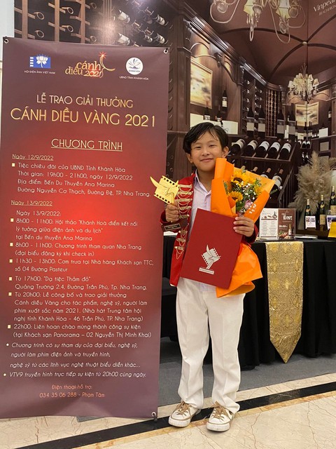 Cậu bé 10 tuổi Lại Trường Phú chiến thắng các diễn viên người lớn tại Cánh diều 2021 - Ảnh 1. Cậu bé 10 tuổi Lại Trường Phú chiến thắng các diễn viên người lớn tại Cánh diều 2021 - Ảnh 1.