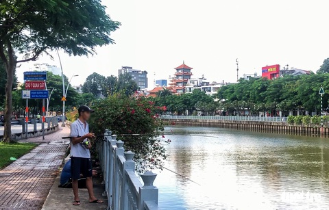 ‘Cần thủ’ thả mấy cần câu một lúc ở kênh Nhiêu Lộc - Thị Nghè, mặc kệ biển cấm - Ảnh 8. ‘Cần thủ’ thả mấy cần câu một lúc ở kênh Nhiêu Lộc - Thị Nghè, mặc kệ biển cấm - Ảnh 8.