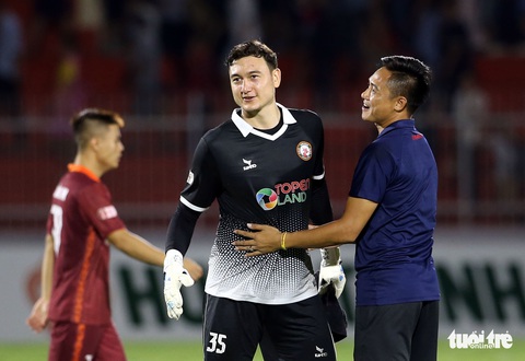 Văn Lâm và Adriano Schmidt tay bắt mặt mừng với đội bóng cũ Hải Phòng - Ảnh 2. Văn Lâm và Adriano Schmidt tay bắt mặt mừng với đội bóng cũ Hải Phòng - Ảnh 2.