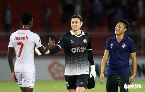 Văn Lâm và Adriano Schmidt tay bắt mặt mừng với đội bóng cũ Hải Phòng - Ảnh 3. Văn Lâm và Adriano Schmidt tay bắt mặt mừng với đội bóng cũ Hải Phòng - Ảnh 3.