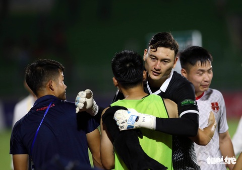 Văn Lâm và Adriano Schmidt tay bắt mặt mừng với đội bóng cũ Hải Phòng - Ảnh 5. Văn Lâm và Adriano Schmidt tay bắt mặt mừng với đội bóng cũ Hải Phòng - Ảnh 5.