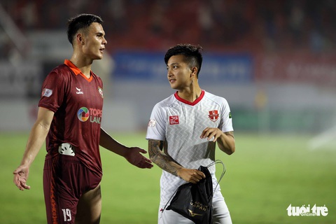 Văn Lâm và Adriano Schmidt tay bắt mặt mừng với đội bóng cũ Hải Phòng - Ảnh 8. Văn Lâm và Adriano Schmidt tay bắt mặt mừng với đội bóng cũ Hải Phòng - Ảnh 8.