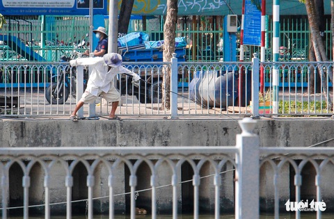 ‘Cần thủ’ thả mấy cần câu một lúc ở kênh Nhiêu Lộc - Thị Nghè, mặc kệ biển cấm - Ảnh 2. ‘Cần thủ’ thả mấy cần câu một lúc ở kênh Nhiêu Lộc - Thị Nghè, mặc kệ biển cấm - Ảnh 2.