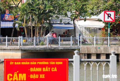‘Cần thủ’ thả mấy cần câu một lúc ở kênh Nhiêu Lộc - Thị Nghè, mặc kệ biển cấm - Ảnh 4. ‘Cần thủ’ thả mấy cần câu một lúc ở kênh Nhiêu Lộc - Thị Nghè, mặc kệ biển cấm - Ảnh 4.