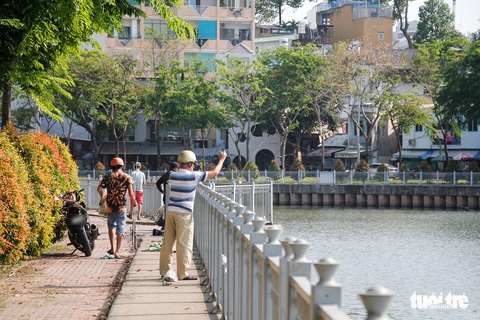 ‘Cần thủ’ thả mấy cần câu một lúc ở kênh Nhiêu Lộc - Thị Nghè, mặc kệ biển cấm - Ảnh 5. ‘Cần thủ’ thả mấy cần câu một lúc ở kênh Nhiêu Lộc - Thị Nghè, mặc kệ biển cấm - Ảnh 5.