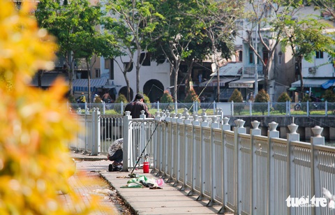 ‘Cần thủ’ thả mấy cần câu một lúc ở kênh Nhiêu Lộc - Thị Nghè, mặc kệ biển cấm - Ảnh 6. ‘Cần thủ’ thả mấy cần câu một lúc ở kênh Nhiêu Lộc - Thị Nghè, mặc kệ biển cấm - Ảnh 6.