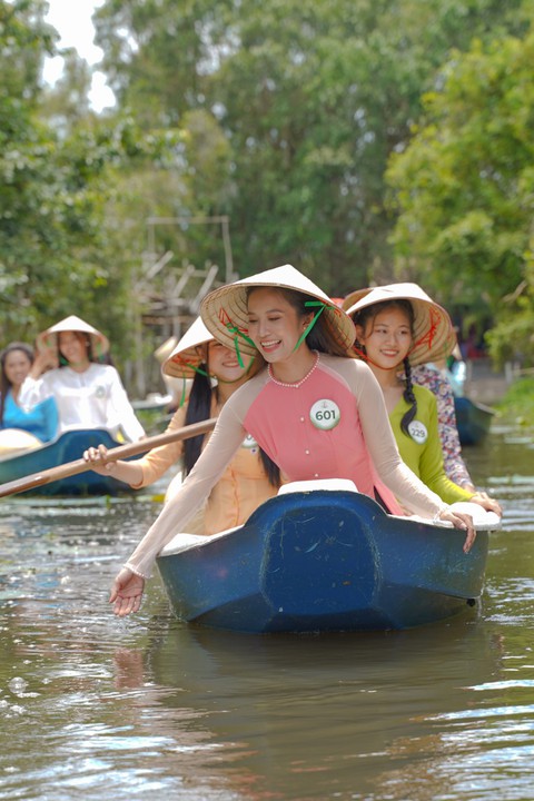 Người đẹp Hoa khôi sông Vàm mặc bà ba, đội nón lá đi chèo xuồng - Ảnh 3. Người đẹp Hoa khôi sông Vàm mặc bà ba, đội nón lá đi chèo xuồng - Ảnh 3.