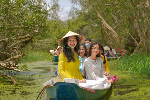 Người đẹp Hoa khôi sông Vàm mặc bà ba, đội nón lá đi chèo xuồng - Ảnh 1. Người đẹp Hoa khôi sông Vàm mặc bà ba, đội nón lá đi chèo xuồng - Ảnh 1.