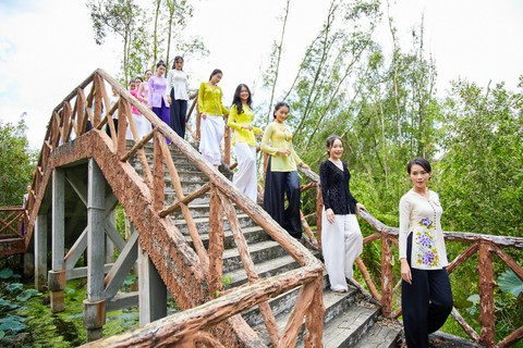 Người đẹp Hoa khôi sông Vàm mặc bà ba, đội nón lá đi chèo xuồng - Ảnh 5. Người đẹp Hoa khôi sông Vàm mặc bà ba, đội nón lá đi chèo xuồng - Ảnh 5.