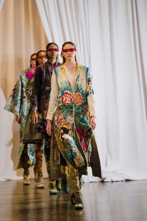 Hoa hậu Harnaaz Sandhu phấn khích xem mẫu Việt bịt mắt mặc đồ tái chế đi catwalk - Ảnh 1. Hoa hậu Harnaaz Sandhu phấn khích xem mẫu Việt bịt mắt mặc đồ tái chế đi catwalk - Ảnh 1.