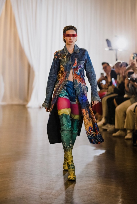 Hoa hậu Harnaaz Sandhu phấn khích xem mẫu Việt bịt mắt mặc đồ tái chế đi catwalk - Ảnh 6. Hoa hậu Harnaaz Sandhu phấn khích xem mẫu Việt bịt mắt mặc đồ tái chế đi catwalk - Ảnh 6.