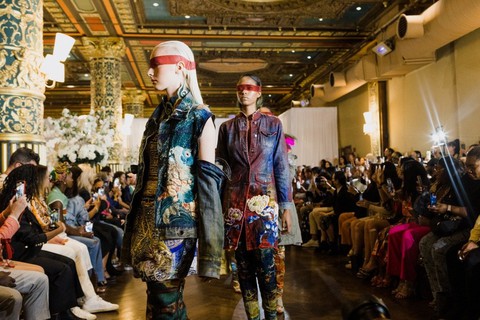 Hoa hậu Harnaaz Sandhu phấn khích xem mẫu Việt bịt mắt mặc đồ tái chế đi catwalk - Ảnh 2. Hoa hậu Harnaaz Sandhu phấn khích xem mẫu Việt bịt mắt mặc đồ tái chế đi catwalk - Ảnh 2.