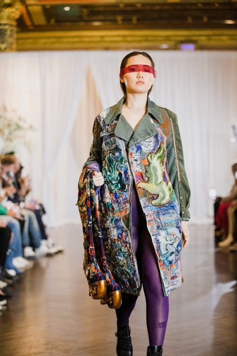 Hoa hậu Harnaaz Sandhu phấn khích xem mẫu Việt bịt mắt mặc đồ tái chế đi catwalk - Ảnh 5. Hoa hậu Harnaaz Sandhu phấn khích xem mẫu Việt bịt mắt mặc đồ tái chế đi catwalk - Ảnh 5.
