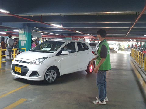 Sân bay Tân Sơn Nhất vận hành kiểu gì khi chỉ 10m mà có đến hai trạm thu phí? - Ảnh 1. Sân bay Tân Sơn Nhất vận hành kiểu gì khi chỉ 10m mà có đến hai trạm thu phí? - Ảnh 1.