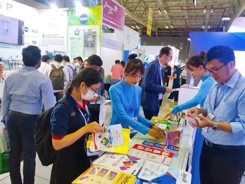400 gian hàng giới thiệu sản phẩm mới, công nghệ tiên tiến ngành y tế - Ảnh 1. 400 gian hàng giới thiệu sản phẩm mới, công nghệ tiên tiến ngành y tế - Ảnh 1.