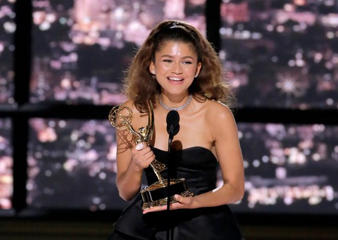 Zendaya xấu hổ vì bị MC cà khịa quá già để hẹn hò với Leonardo DiCaprio - Ảnh 2. Zendaya xấu hổ vì bị MC cà khịa quá già để hẹn hò với Leonardo DiCaprio - Ảnh 2.