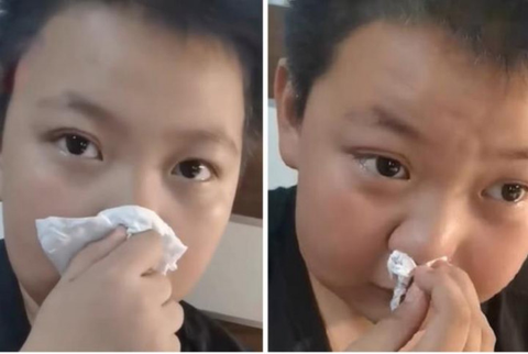 Bé trai khóc hết nước mắt vì bị dị ứng với mùi bài tập về nhà - Ảnh 1. Bé trai khóc hết nước mắt vì bị dị ứng với mùi bài tập về nhà - Ảnh 1.