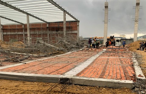 Giao công an vào cuộc ngay vụ sập tường làm 3 người chết, 6 người bị thương - Ảnh 1. Giao công an vào cuộc ngay vụ sập tường làm 3 người chết, 6 người bị thương - Ảnh 1.