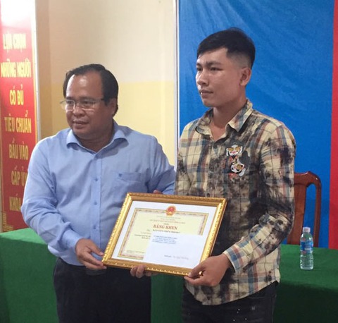 Cà Mau tặng bằng khen cho tài xế taxi trả lại ví có 4.000 USD cho khách - Ảnh 1. Cà Mau tặng bằng khen cho tài xế taxi trả lại ví có 4.000 USD cho khách - Ảnh 1.