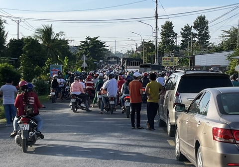 Quốc lộ 54 kẹt cứng, nhiều người không hiểu nổi ở quê mà cũng kẹt xe như Sài Gòn - Ảnh 1. Quốc lộ 54 kẹt cứng, nhiều người không hiểu nổi ở quê mà cũng kẹt xe như Sài Gòn - Ảnh 1.
