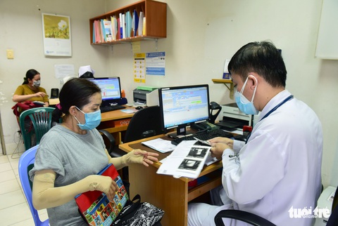 Xã hội hóa y tế: Đừng coi bệnh nhân là nguồn thu - Ảnh 2. Xã hội hóa y tế: Đừng coi bệnh nhân là nguồn thu - Ảnh 2.