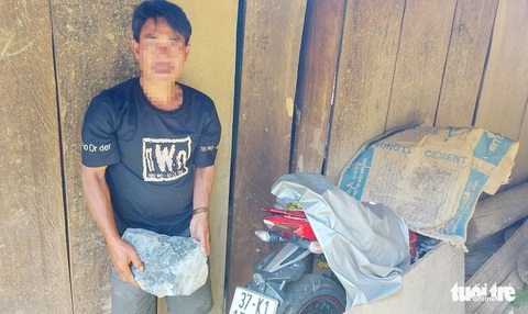 Đình chỉ mỏ đá nổ mìn văng đá làm hỏng nhiều nhà dân - Ảnh 1. Đình chỉ mỏ đá nổ mìn văng đá làm hỏng nhiều nhà dân - Ảnh 1.
