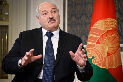 Tổng thống Belarus chẻ củi, hứa giúp châu Âu không chết rét - Ảnh 1. Tổng thống Belarus chẻ củi, hứa giúp châu Âu không chết rét - Ảnh 1.