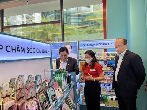 Phó thủ tướng Singapore thăm cửa hàng WIN của Tập đoàn Masan - Ảnh 1. Phó thủ tướng Singapore thăm cửa hàng WIN của Tập đoàn Masan - Ảnh 1.