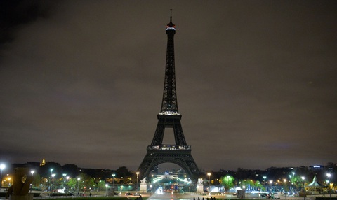 Giảm thời gian chiếu sáng Tháp Eiffel để tiết kiệm năng lượng - Ảnh 1. Giảm thời gian chiếu sáng Tháp Eiffel để tiết kiệm năng lượng - Ảnh 1.
