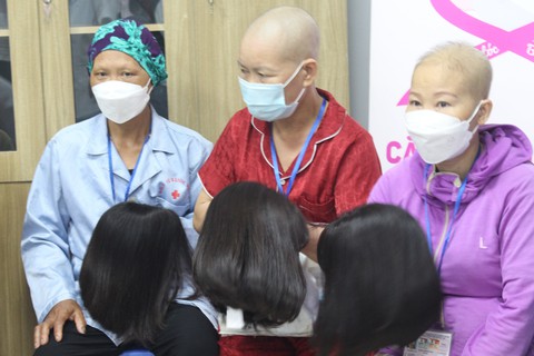 Được tặng tóc thật, nhiều bệnh nhân ung thư mừng rơn khi đi ra đường - Ảnh 1. Được tặng tóc thật, nhiều bệnh nhân ung thư mừng rơn khi đi ra đường - Ảnh 1.