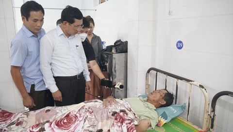 Sập tường đang xây ở khu công nghiệp: Tôi may mắn rơi xuống hố chứ không chết rồi - Ảnh 2. Sập tường đang xây ở khu công nghiệp: Tôi may mắn rơi xuống hố chứ không chết rồi - Ảnh 2.