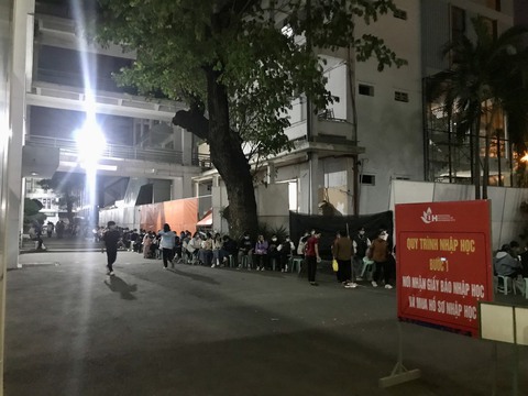 Hàng trăm thí sinh, phụ huynh xếp hàng từ 5h sáng chờ làm thủ tục nhập học - Ảnh 1. Hàng trăm thí sinh, phụ huynh xếp hàng từ 5h sáng chờ làm thủ tục nhập học - Ảnh 1.