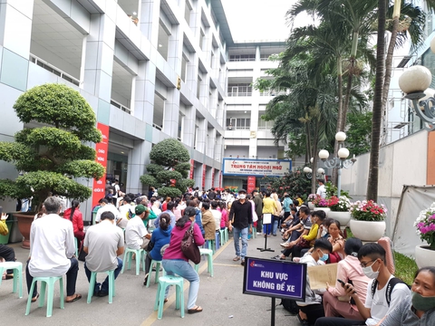 Hàng trăm thí sinh, phụ huynh xếp hàng từ 5h sáng chờ làm thủ tục nhập học - Ảnh 2. Hàng trăm thí sinh, phụ huynh xếp hàng từ 5h sáng chờ làm thủ tục nhập học - Ảnh 2.