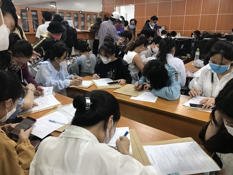 Hàng trăm thí sinh, phụ huynh xếp hàng từ 5h sáng chờ làm thủ tục nhập học - Ảnh 3. Hàng trăm thí sinh, phụ huynh xếp hàng từ 5h sáng chờ làm thủ tục nhập học - Ảnh 3.